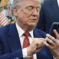 Donald Trump Trump pretražuje svoj telefon