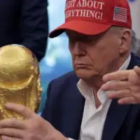 Donald Trump  drži trofej