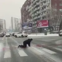 Skoplje Muskarac u Skoplju zbog poledice puzao preko pjesackog prelaza