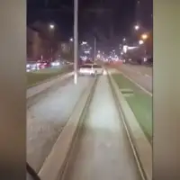 Vozaci voze tramvajskim sinama nakon udesa