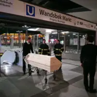 Njemacka Hamburg Muskarac povukao zenu pred voz podzemne zeljeznice