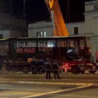 Tramvaj iskocio iz sina uklanjanje