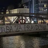 Transparent podrske na Skenderiji 17 godisnjoj Elli koja je tesko povrijedena u tramvajskoj nesreci