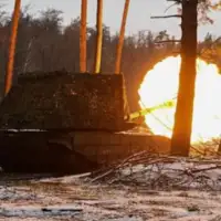 Ruski tenk ispaljuje projektil u Ukrajini