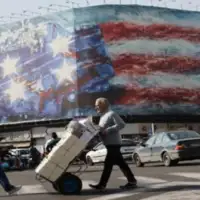 Iran 03 Bilbord koji prikazuje američki nosač aviona s oštećenim borbenim avionima