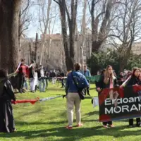 Protesti ispred Skupstine KS 03