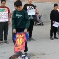 Iran 03 Djeca u Iranu spaljuju Messijeve dresove nakon sto je gostovao Trumpu u Bijeloj kuci