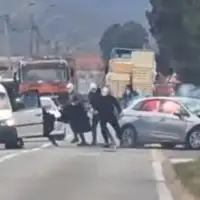 Maskirane osobe palicama i bakljama napale vozaca kod Mostara