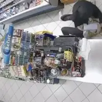 Mostar pljacka prodavacica u Mostaru zaustavila pljackasa s automatskom puskom