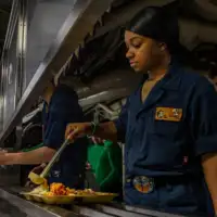 Mornari u kuhinji na americkom nosacu aviona