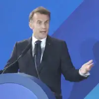 Macron Atina