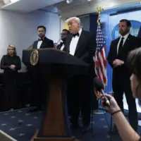 Donald trump nakon pucnjave 872x610