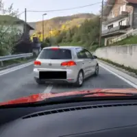 Prozor rama Huligani presreli i napali muskarca sa zenom i djeteto