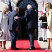 Kralj Charles Donald trump Trump prekršio protokol Potapšao kralja Charlesa pred kamerama