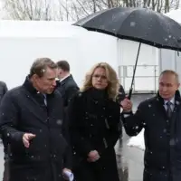 Vladimir Putin pod kisobranom zastitio saradnicu gest iznenadio prisutne