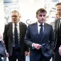 Sir Keir Starmer lijevo s francuskim predsjednikom Emmanuelom Macronom u sredini i generalnim sekretarom NATO a Markom Rutteom desno na sastanku EPC a u Armeniji