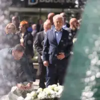 Refik lendo