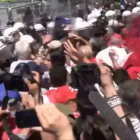 Turska Izmir 06 2026 Policija vodenim topovima i suzavcem rastjerivala pristalice svrgnutog lidera opozicije