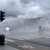 Brisle protesti vodeni top
