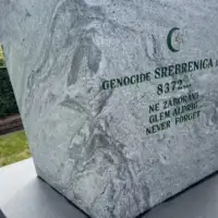 Danska spomenik cvijet srebrenice/ mina