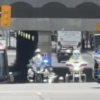 Zmajevi autobus pratnja policije