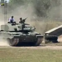 kralj charles lll u tenku