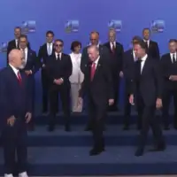Edi rama u bijelim patikama na nato samitu
