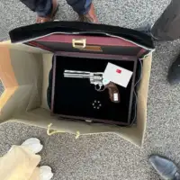 Belgija NATO Bart De Wever poklon pistolj