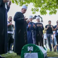 Reisu l ulema husein ef kavazovic obisao tabute pred ukop u potocarima reis potocari 1 6a52136ca520c