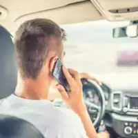 Vozac mobitel voznja auto automobil pricanje 872x610