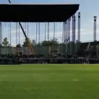 Koševo postavljanje bine za koncert dine merlina