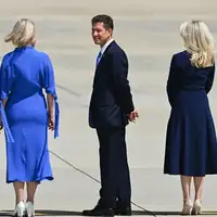 Britanski ambasador u centru tokom ceremonije dolaska kralja Charlesa III i kraljice Camille