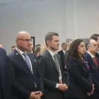 Dejtonski mirovni sporazum Delegacije BiH, Hrvatske i Srbije ponovo u bazi  Delegati NATO a u prostoriji gdje je potpisan mir