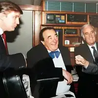 Donald Trump medijski mogul Robert Maxwell izvrsni direktor kablovske mreze Steve Ross i novinar CBS a Mike Wallace u kormilarnici jahte Lady Ghislaine tokom zabave u New Yorku u proljece 1989 godine
