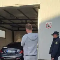 Drasko Stanivukovic odvođenje u garažu i pse koji njuškaju