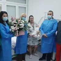 Foca Univerzitetska bolnica Foca darivala prvu bebu u 2026 godini s 1 000 KM