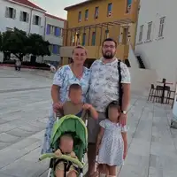 Nenad i Neda Mitrović sa djecom