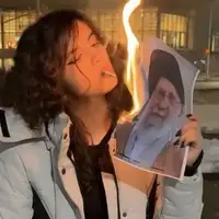 Iranka s cigaretom i fotografijom ajatolaha