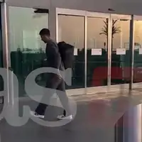 Novak Dokovic sepajuci ulazi na aerodrom u Dohi