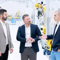 Mate Rimac Nurdin Pitarevic u sredini je novi CEO kompanije Rimac Technology Marko Brkljacic desno je novi operativni direktor