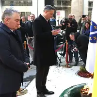 Polozeno cvijece ispred Vjecne vatre povodom dana grada