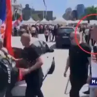 Vladimir Mandić Srbijanski rukometas snimljen kako sutira studenta na protestu u Beogradu