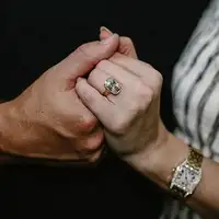 Taylor Swift Travis Kelce  mali detalj na zaručnički prsten