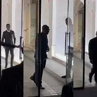 Usher   Naljutio se jer mu niko nije otvorio vrata, pa čekao pred izlazom