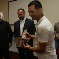 Vico Zeljkovic posjetio Zmajeve i urucio im skupocjene poklone kao znak podrske i zahvalnosti