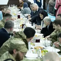 Volodimir Zelenski iftario sa muslimanskim vojnicima 2025