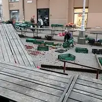 Zagreb nevrijeme  Vjetar razbacao štandove na jednoj od gradskih tržnica