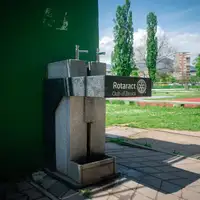Zenica dobila prvu javnu cesmu prilagodenu osobama u invalidskim kolicima