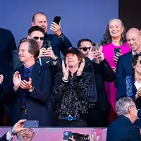 Mick Jagger i Ronnie Wood na tribinama (Foto: Twitter)