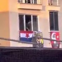 Zastava na balkonu pored stadiona (Foto: Screenshot)